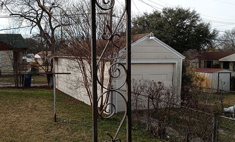 3 BEDROOMS  |  2 FULL BATHS  |  1,721 SQ FT  |  .27 ACRE HEATING: GAS HEATING: GAS AMENETIES / APPLIANCES: Dishwasher, Stove / Oven Hardwood Flo