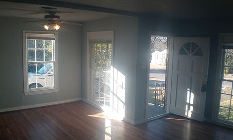 3 BEDROOMS  |  2 FULL BATHS  |  1,721 SQ FT  |  .27 ACRE HEATING: GAS HEATING: GAS AMENETIES / APPLIANCES: Dishwasher, Stove / Oven Hardwood Flo