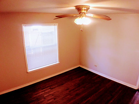 3 BEDROOMS  |  2 FULL BATHS  |  1,721 SQ FT  |  .27 ACRE HEATING: GAS HEATING: GAS AMENETIES / APPLIANCES: Dishwasher, Stove / Oven Hardwood Flo