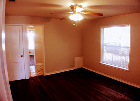 3 BEDROOMS  |  2 FULL BATHS  |  1,721 SQ FT  |  .27 ACRE HEATING: GAS HEATING: GAS AMENETIES / APPLIANCES: Dishwasher, Stove / Oven Hardwood Flo