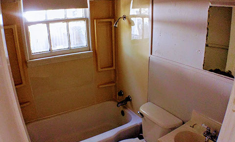 3 BEDROOMS  |  2 FULL BATHS  |  1,721 SQ FT  |  .27 ACRE HEATING: GAS HEATING: GAS AMENETIES / APPLIANCES: Dishwasher, Stove / Oven Hardwood Flo