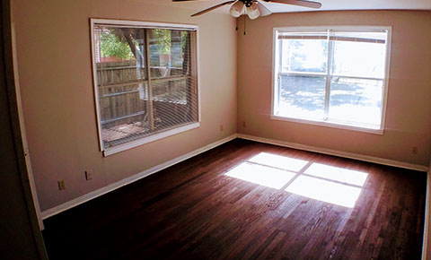 3 BEDROOMS  |  2 FULL BATHS  |  1,721 SQ FT  |  .27 ACRE HEATING: GAS HEATING: GAS AMENETIES / APPLIANCES: Dishwasher, Stove / Oven Hardwood Flo