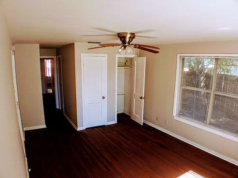 3 BEDROOMS  |  2 FULL BATHS  |  1,721 SQ FT  |  .27 ACRE HEATING: GAS HEATING: GAS AMENETIES / APPLIANCES: Dishwasher, Stove / Oven Hardwood Flo