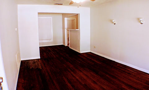 3 BEDROOMS  |  2 FULL BATHS  |  1,721 SQ FT  |  .27 ACRE HEATING: GAS HEATING: GAS AMENETIES / APPLIANCES: Dishwasher, Stove / Oven Hardwood Flo